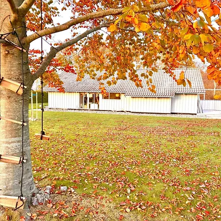 Semesterbostad Familjehus I Lugnt Läge Vid Vattnet *
