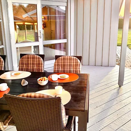 Familjehus I Lugnt Läge Vid Vattnet *