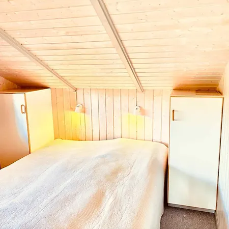 Semesterbostad Familjehus I Lugnt Läge Vid Vattnet