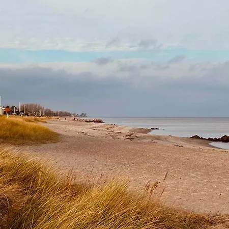 Familjehus I Lugnt Läge Vid Vattnet