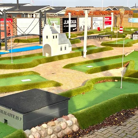 Familjehus I Lugnt Läge Vid Vattnet