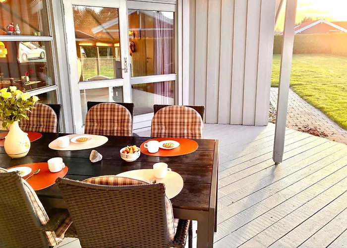 Lovely Family In Quiet Waterside Setting *